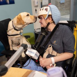 Hospitais infantis usam cães de apoio para reduzir estresse e ajudar na recuperação de crianças