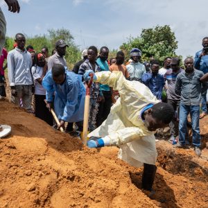Ebola: OMS monitora mais de 900 casos suspeitos da doença