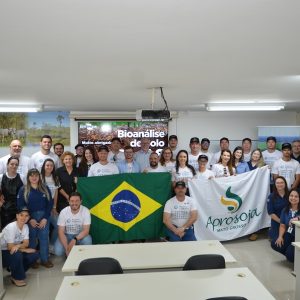 Academia de Liderança da Aprosoja MT conhece tecnologias e homenageia Embrapa