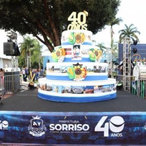 Sorriso celebra 40 anos com tradicional corte do bolo