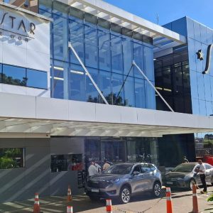 Bolsonaro é internado para cirurgia no ombro em Brasília