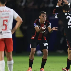 Com pênalti perdido e expulsão, Bragantino sofre derrota para o River Plate