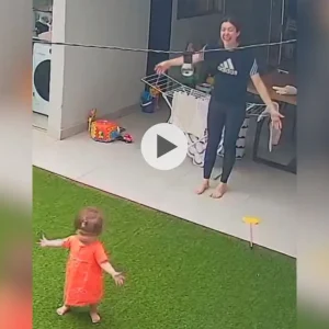 Primeiro banho de chuva de Cecília encanta a internet