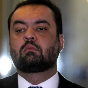 Castro se defende após ser alvo de operação da PF: “há algo muito estranho”