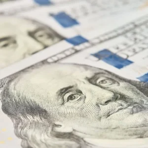 Com queda do dólar, gastos dos brasileiros no exterior crescem 34%