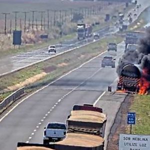 Incêndio em carreta-tanque interdita trecho da BR-163 em MT