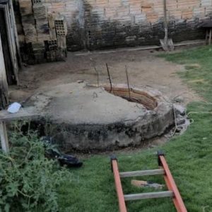 Menina de 5 anos cai em poço de 17 metros ao tentar pegar cachorro e se agarra a corda para não afundar em MT
