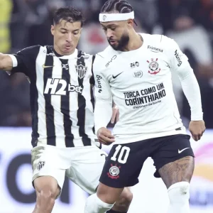 Brasileirão: Memphis volta e Corinthians bate Atlético-MG com golaço no fim