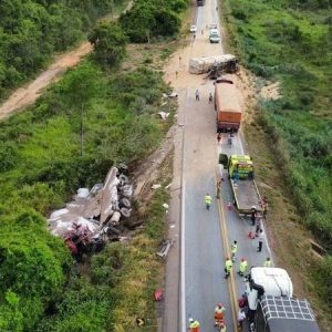 Motorista morre após bater em Scania que, sem controle, invadiu contramão na BR-163