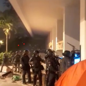 Polícia Militar usa bombas e gás para desocupar reitoria da USP