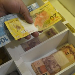 Inflação usada para corrigir salários acumula 4,11% em 12 meses