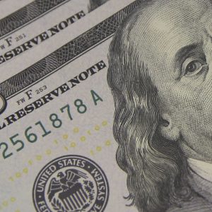 Dólar sobe a R$ 5,06, e bolsa cai com tensão global e ruído político