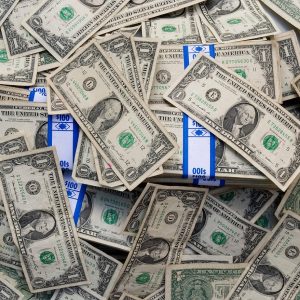 Dólar hoje termina a R$ 5,0185 no último pregão com variação quase zero — iPhone 16 Pro Max custaria R$ 10.539