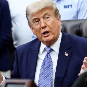 Trump faz exigência sobre “poeira nuclear” do Irã em meio às negociações