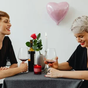 Astróloga do Tinder revela como usar signos para garantir o encontro ideal