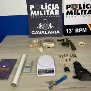 Foragidos por tentativa de homicídio são capturados com revólver e drogas