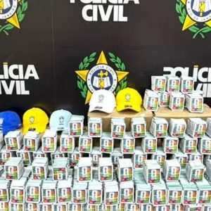 RJ: Polícia apreende mais de 200 mil figurinhas falsificadas da Copa
