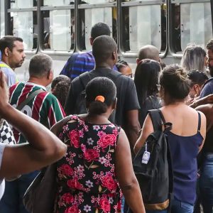 Desemprego mais longo cai 21,7% e é o menor já registrado pelo IBGE