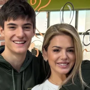Aos 17 anos, filho discreto de Fábio Jr. reaparece em foto com a mãe