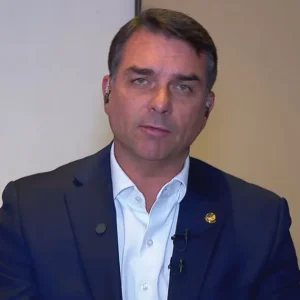 À CNN, Flávio diz que ataques ocorrem por ser pré-candidato
