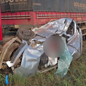 Passageiro morre e motorista fica em estado grave após acidente entre carro e carreta na MT-010