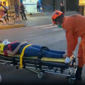 Jovem atropelada por motociclista em avenida de MT é socorrida pelos Bombeiros