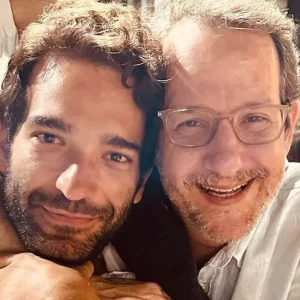 Humberto Carrão posa em foto rara ao lado do irmão