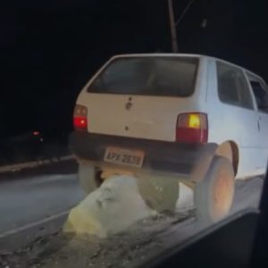 Carro fica preso em mureta na Avenida Miguel Sutil em Cuiabá; veja vídeo