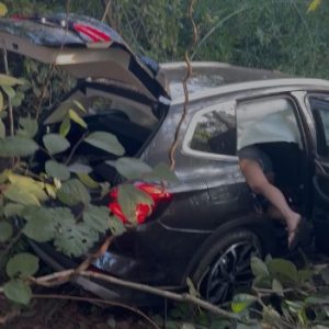 Motorista perde controle de BMW e sai da pista em Chapada dos Guimarães; veja vídeo