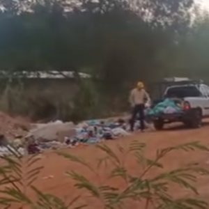 Moradora denuncia descarte irregular de lixo na entrada do bairro em Cuiabá; veja vídeo
