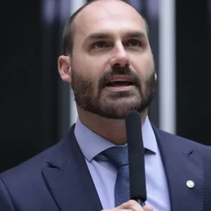 PGR pede condenação de Eduardo Bolsonaro por coação a ministros do STF