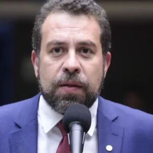 Áudio de Flávio a Vorcaro é “grave” e caso de cassação, diz Boulos