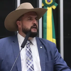 Após barrar Dosimetria, oposição faz novo pedido de impeachment de Moraes