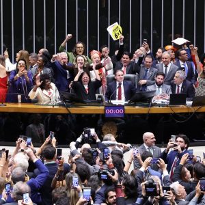 Saiba como votaram os deputados na PEC que acaba com a escala 6×1
