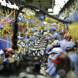 Parecer da 6×1 é adiado em meio à pressão para transição de 10 anos