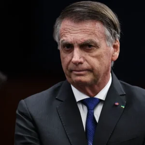 Bolsonaro tem boa evolução e iniciará reabilitação motora, diz boletim