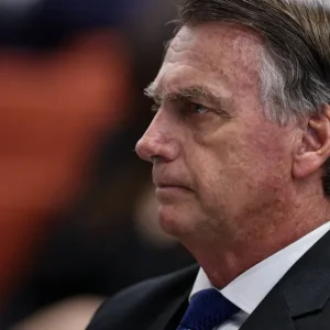 Bolsonaro evolui bem e tem previsão de alta na segunda-feira, diz médico