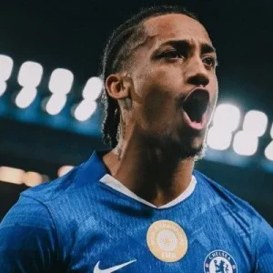 Fora da Copa, João Pedro é eleito “jogador da temporada” no Chelsea