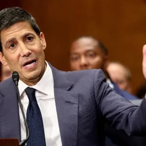 Kevin Warsh assume Fed em cenário de inflação e incerteza sobre juros