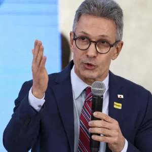 Zema diz que “explicações de Flávio não foram convincentes”