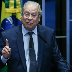 Internado em SP, José Dirceu, 80, recebe diagnóstico de linfoma