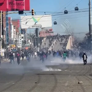 Polícia usa gás lacrimogêneo contra manifestantes na Bolívia