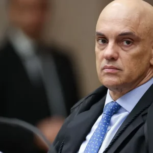 Moraes pede parecer da PGR sobre incluir Jair e Flávio em ação de Eduardo