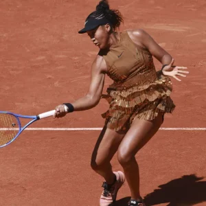 Naomi Osaka vence e rouba cena com look customizado em Roland Garros; veja