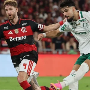 Palmeiras aproveita expulsão, vence Flamengo e dispara no Brasileirão