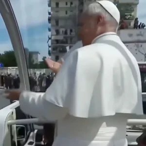 Papa Leão XIV diverte crianças ao entrar na trend “six seven” na Itália