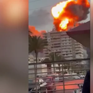 Vídeo mostra momento que prédio no Líbano é atingido por ataque de Israel