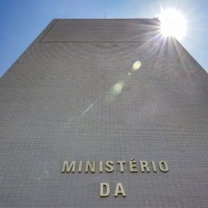 Governo bloqueia R$ 22,1 bi do Orçamento de 2026