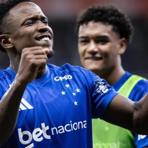 Cruzeiro segura pressão no fim, vence Chapecoense e respira no Brasileirão