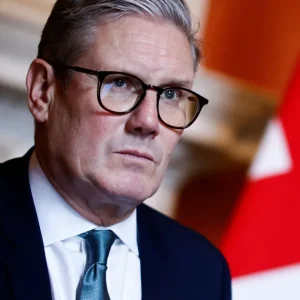 Starmer diz que “continuará governando” e desafia pedidos de renúncia